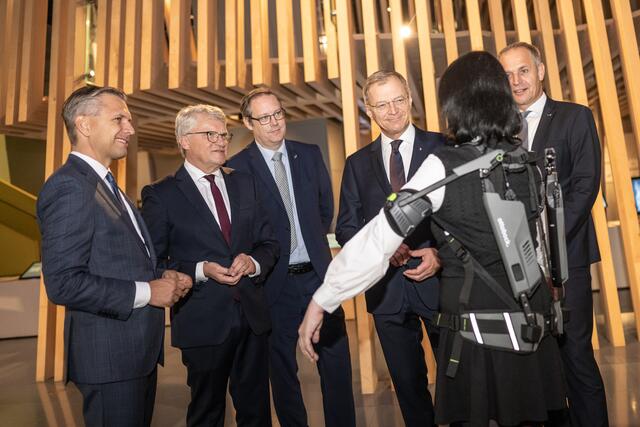 Sozial-Landesrat Wolfgang Hattmannsdorfer, Städtebund-Präsident Bürgermeister Klaus Luger, Landeshauptmann Thomas Stelzer, JKU-Rektor Stefan Koch und Gemeindebund-Präsident Bürgermeister Christian Mader (v. l.) präsentieren den zwei Millionen Euro schweren Oö. Pflegetechnologiefonds. | Foto: Land OÖ/Mayr