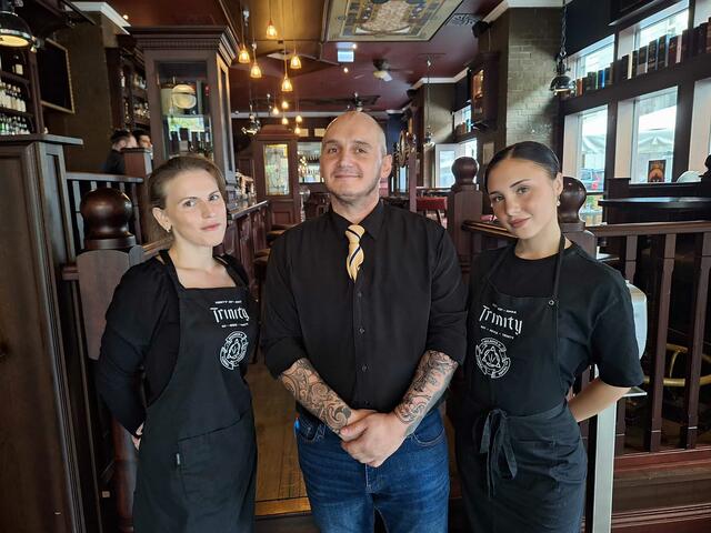 Restaurantleiter Thomas Darvas mit zwei seiner Mitarbeiterinnen. | Foto: Copyright: Michael Ellenbogen 