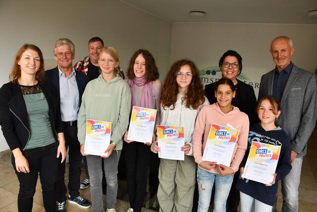 Die fünf Schülerinnen der Mittelschule Kremsmünster konnten bei Girls in Politics einen Tag lang Bürgermeister Gerhard Obernberger (2.v.li.) begleiten. | Foto: Bernhard Kautny, Marktgemeinde Kremsmünster