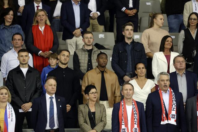 Posch, Arnautović und Alaba mussten verletzungsbedingt auf der Tribüne bei den Ehrengästen wie Bundeskanzler Karl Nehammer (ÖVP) Platz nehmen. | Foto:  LEONHARD FOEGER / REUTERS / picturedesk.com