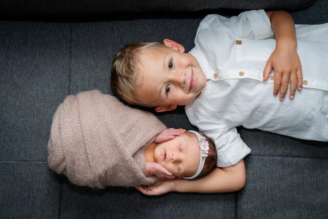 Lara
Geburtsdatum: 26.7.2023,
Gewicht: 3130 g, Größe: 51 cm
Eltern: Bianca und Jürgen Schwab
aus Gr. St. Florian (Bruder: Luca) | Foto: PRIVAT