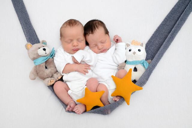 Alexander / Andreas
Geburtsdatum: 29.9.2023
Gewicht: 2800 g / 2600 g
Größe: 50 cm / 46 cm
Eltern: Sandra Maier und Christian Groß aus Trahütten
 | Foto: babysmile