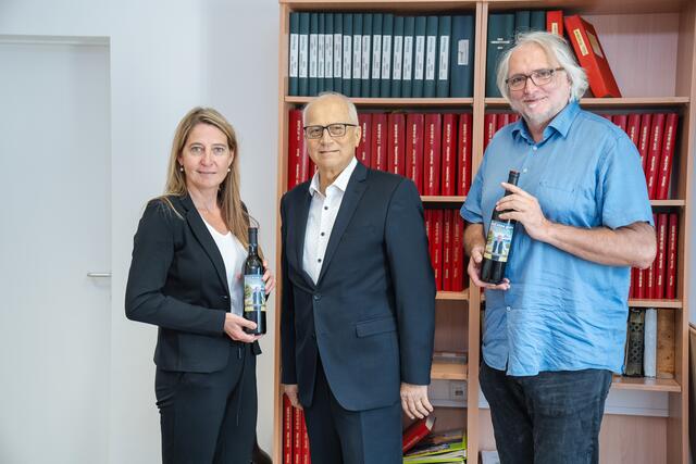 Ein Seitinger-Wein als Dank für die langjährige mediale Begleitung: Die Redakteure Angelika Kern und Markus Hackl mit Johann Seitinger. | Foto: Ekatarina Paller