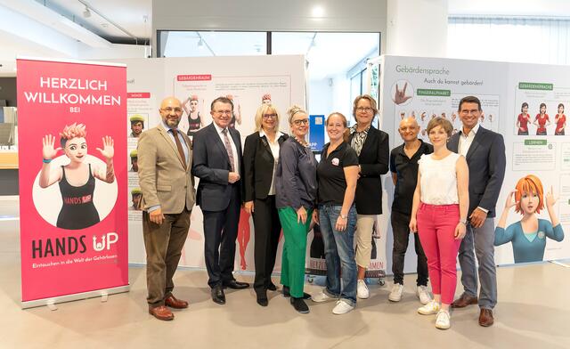 Prof. Dr. Ojan Assadian, MSc, DTMH (Ärztlicher Direktor Landesklinikum WN); Franz Piribauer, MSc (Stadtrat für Kultur und Tourismus), Dr. Silvia Bodi, MSc (Geschäftsführerin Gesundheit Thermenregion); Dipl. KH-BW DGKP Christa Grosz, MBA, MBA (Pflegedirektorin Landesklinikum WN); Elisabeth Röhrbacher (HandsUp-Projektleiterin); Mag. Marietta Adlbrecht (Geschäftsführerin Equalizent); Zdravko Vujicic (HandsUp-Guide); Mag. Julia Schlager (Kunst- und Kulturvermittlung Museum St. Peter a.d. Sperr); Mag. Andreas Gamlich (Kaufmännischer Direktor Landesklinikum WN) | Foto: Landesklinikum Wiener Neustadt/Michael Weller