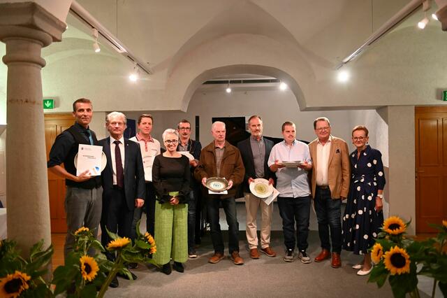 Die Verleihung des Sportehrenzeichens in Stufe 3 (Silber): v.l.n.r.: Klaus Unterlercher, Peter Groiß, Reinhard Marl, Doris Margreiter, Robert Huber, Herbert Katherl, Franz Pohn, Dominik Altmann, Ernst Ennsberger, Erika Fehringer | Foto: Stadtgemeinde Attnang-Puchheim