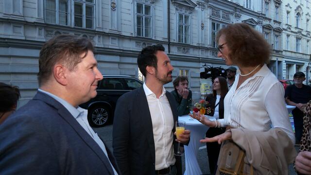 Auch Vize-Bürgermeister Christoph Wiederkehr (NEOS) war bei der Eröffnung und dabei.  | Foto: Andreas Pölzl
