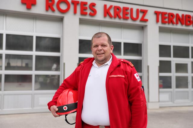 25.000 großteils freiwillige Mitarbeiter engagieren sich im OÖ. Roten Kreuz. Günter Schwarzlmüller ist bereits seit 29 Jahren freiwilliger Rettungssanitäter beim Roten Kreuz Ternberg. | Foto: OÖRK/Schönberger