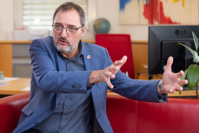 "Es braucht endlich wirksame Maßnahmen gegen die Teuerung, wie eine effektive Mietpreisbremse, die Senkung der Mehrwertsteuer auf Güter des täglichen Bedarfs oder eine Reform des Preisgesetzes! Unterstützungsleistungen sind zu wenig“, sagt AK-Präsident Gerhard Michalitsch. | Foto: AK Burgenland