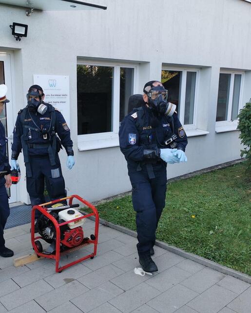 Ein Atemschutztrupp rüstete sich mit Chemie Schutzhandschuhen aus und betrat den Gefahrenbereich. | Foto: FF Bad Sauerbrunn
