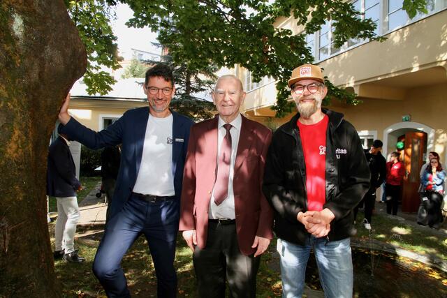 Caritasdirektor Ernst Sandriesser, Altdirektor und Eggerheimgründer Viktor Omelko mit Sozialarbeiter Martin Göhler im Hof des Eggerheims
