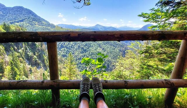 Pause an diesem heißen Sommertag mit Ausblick auf den noch tief verschneiten Venediger (Venedigerblick/Winterkopf/Kufstein). | Foto: Sabine Gattringer