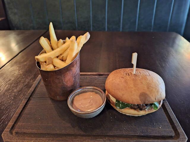 „Trinity Burger“ mit Wagyu-Rindfleisch-Patty, Gänseleber, Trüffel-Mayonnaise, Spinat und Burgerbrot. | Foto: Copyright: Michael Ellenbogen 