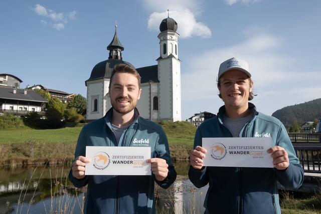 Stolz aufs Gütesiegel für Region und Weg - Josef Faltejsek (li) und Wolfgang Kratzer (re) vom Infrastruktur Team der Region Seefeld. | Foto: Region Seefeld