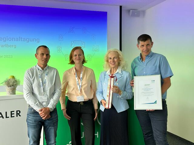 „Herzlich willkommen bei Freudenthaler“ (v.l.): Tobias Fürrutter (Leiter der Bereiche Logistik und Kundenbeziehung bei Freudenthaler), Gabriele Jüly (Präsidentin des VOEB), Ingeborg Freudenthaler (Geschäftsführerin und Eigentümerin) sowie Christian Sailer (Einzelprokurist und Miteigentümer). | Foto: Freudenthaler