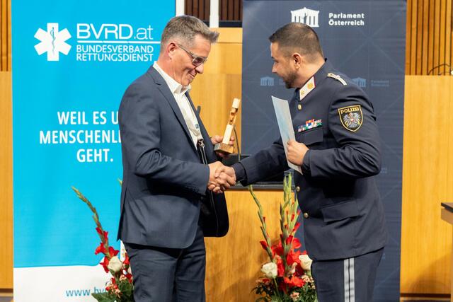 Thomas Grössinger bei der Annahme des Awards. | Foto: Parlamentsdirektion/Anna Rauchenberger