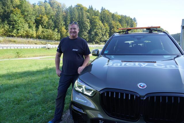 Siegfried Saringer ist am Salzburgring für viele Dinge zuständig. Unter anderem fährt er hier mit dem Safety Car. | Foto: Emanuel Hasenauer