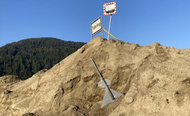 Auf der Spitze dieser Schuttablagerung wurde die Ortstafel und der Spiegel „montiert“. | Foto: Polizei