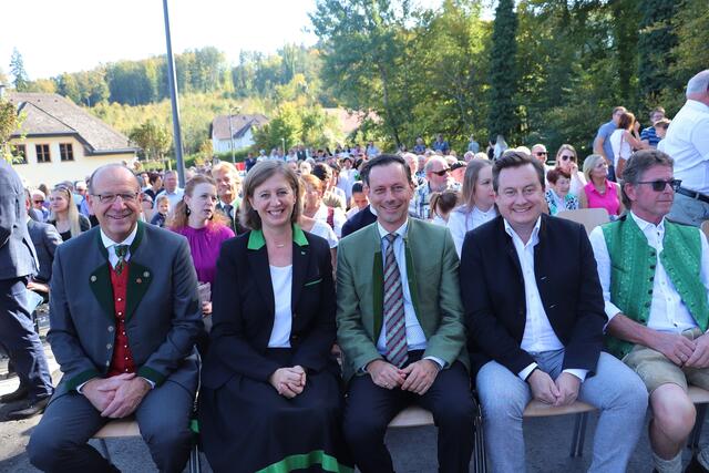 Bgm. Josef Birnstingl (li) begrüßte zur Eröffnung von Kindergarten und -krippe u.a. LR Barbara Eibinger-Miedl, die NAbg. Ernst Gödl und Kurt Egger sowie (nicht im Bild) BH Andreas Weitlaner. | Foto: Edith Ertl