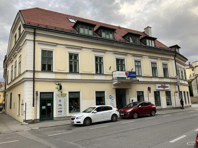 Adresse Pergerstraße 12 ist heute ein Wohn- und Geschäftshaus. Die Stellwagen vor dem denkmalgeschützten Haus sehen heute etwas anders aus. | Foto: Stockmann