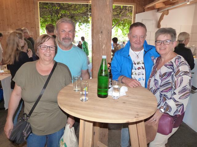 Sowohl im Pfarrstadl, als auch davor waren zahlreich gut gelaunte Gäste verteilt und genossen den Markt der Erde!