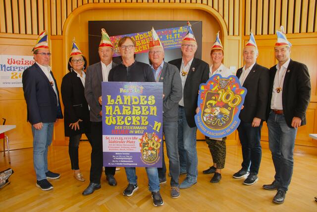 Hofnarr Hannes, Bgm. Erwin Eggenreich, Kanzler Ewald Wild (3., 4., 5. vl) mit einem Teil des 11er Rates beim Pressegespräch.   | Foto: RegionalMedien Steiermark/Hofmüller