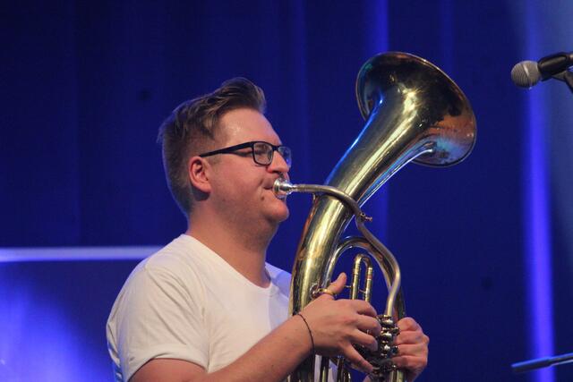 Thoma Maier ist Passailer und unterstützte die Künstler mit seiner Musik auf der Bühne. | Foto: RegionalMedien Steiermark/Hofmüller