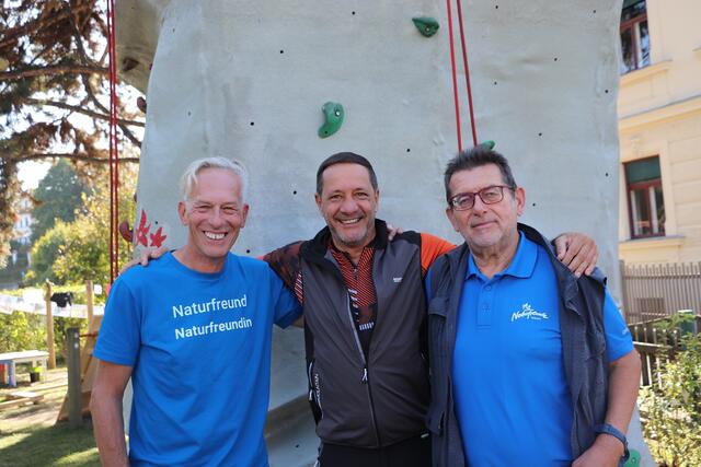 Sportlich mit dem Rad kam Bgm. Harald Mulle und gratulierte Obmann Helmut Scherounigg (li) und seinem Stellvertreter Helmut Schweighofer zum Jubiläum der Naturfreunde Gratwein.  | Foto: Edith Ertl