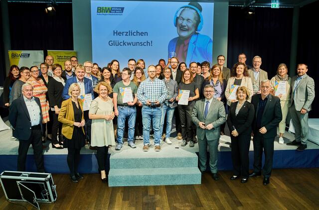 Die Preisträgerinnen und Preisträger der elf prämierten Projekte gemeinsam mit Landesrat Ludwig Schleritzko, Landesrätin Christiane Teschl-Hofmeister, Kultur.Region.Niederösterreich-Geschäftsführer Martin Lammerhuber, BhW Niederösterreich-Geschäftsführerin sowie Florian Katzmayr, dem stellvertretenden Leiter des NÖ Gehörlosenverbandes. | Foto: Franz Gleiß