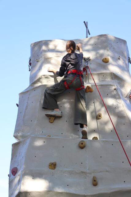 Gesichert von erfahrenen Bergsteigern ging es für die Jugend am Kletterturm hoch hinaus. | Foto: Edith Ertl