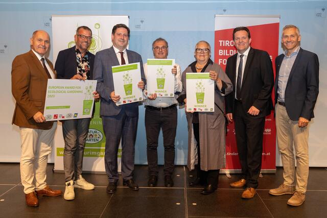 Präsident Wolfgang Sobotka („Natur im Garten“ International), Biogärtner Karl Ploberger (Vorsitzender der internationalen Fachjury), Bgm. Stefan Szirucsek (Sieger Kategorie 1, Baden), Johann Vanhouwaert (Sieger Kategorie 2, Kortrijk), Christa Ringkamp (Sieger Kategorie 3, Berlin), Naturschutzlandesrat René Zumtobel und Michael Hofstetter (Land NÖ) gratulieren und freuen sich über die europäischen Auszeichnungen gärtnerischer Leistungen. | Foto: „Natur im Garten“ / V. Hörtnagl