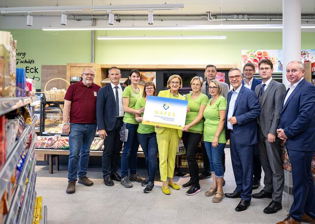 Nah &amp; Frisch-Markt in Reinsberg feierlich eröffnet. Landeshauptfrau Johanna Mikl-Leitner mit Vereinsobmann Christoph Wolmersdorfer (links), Bürgermeister Franz Faschingleitner (2. von links), Mitarbeiterinnen, Elmar Ruth von der Firma Kastner (6. von rechts), Kommerzialrat Christoph Kastner (4. von rechts), Andreas Blauensteiner von der Firma Kastner (3. von rechts), Bezirkshauptmann-Stellvertreter Manuel Hofer (2. von rechts) und Wolfgang Fuchs von der Gemeinschaft zur Förderung des Einkaufens in Ortszentren (NAFES) | Foto: NLK Pfeffer