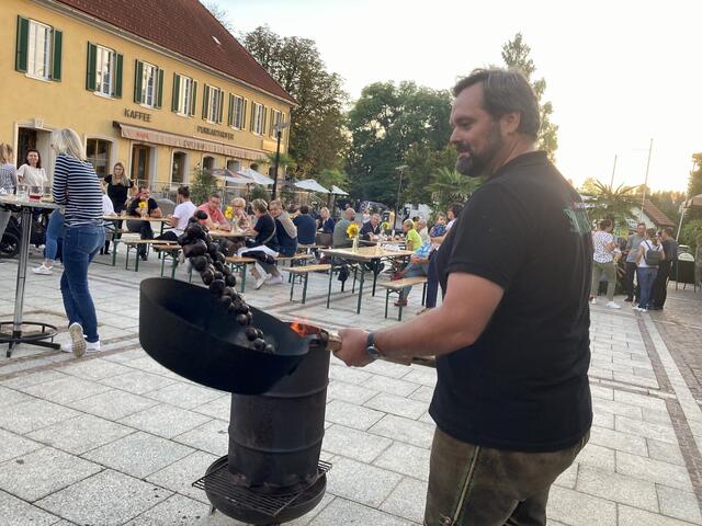 Der 1. Vizebürgermeister, DI Georg Thünauer, briet von 16 bis 21 Uhr persönlich wie am Fließband. Für den nächsten Event am 27. Oktober bekommt er Unterstützung.