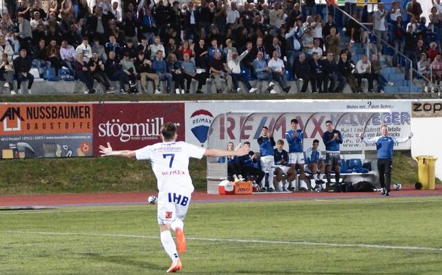 Florian Spitzer jubelte über seinen spielentscheidenden Treffer für den SV Gmunden. | Foto: Helmut Andl