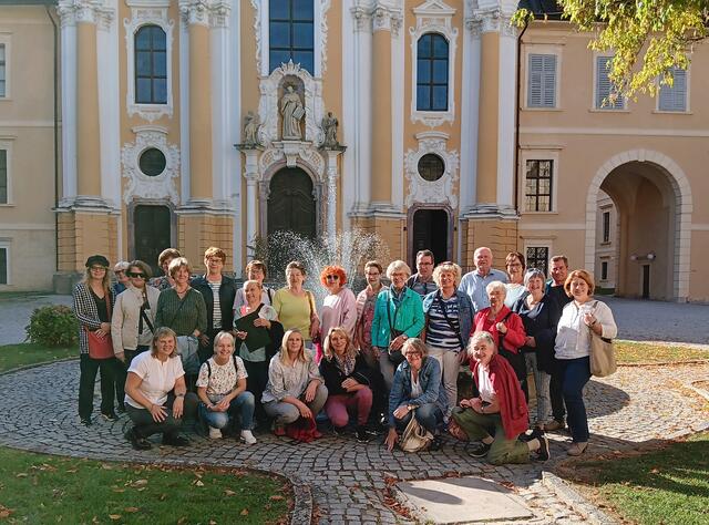 Ehrenamtliche des Besuchsdienstes genossen die fachkundige Führung von Josef Leopold (letzte Reihe 3.v.r.) im Stift Rein. | Foto: privat