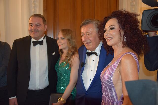 Richard Lugner mit "Mausi, seiner Tochter Jacqueline Lugner und deren Verlobten und FPÖ-Politiker Leo Kohlbauer. | Foto: Patricia Hillinger