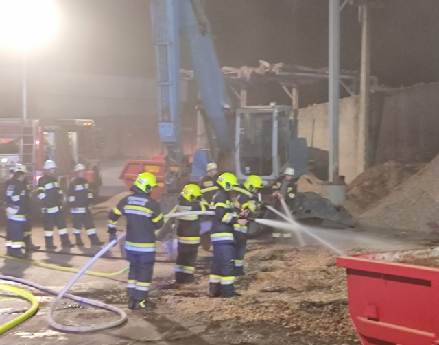 Die Feuerwehr beim Löscheinsatz | Foto: FF Micheldorf
