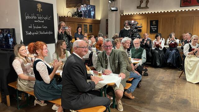 LH Anton Mattle und Stiftskeller-Chef Burkhard Pederiva als eifrige Zuhörer