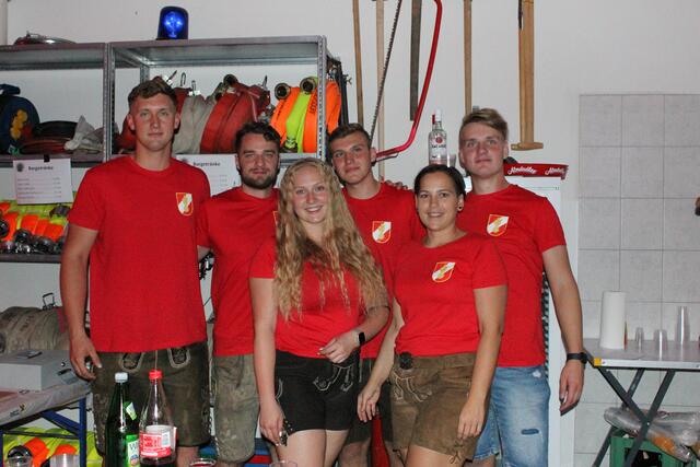 Ab 20:00 Uhr lud das Team in die Feuerwehr-Bar ein.  | Foto: Angelina Kaiser