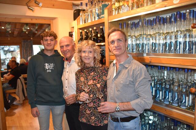 Familie hilft tatkräftig mit: Edelbrand-Sommelier Friedl Mair (2.v.l.) mit Tochter Gabi, Lebensgefährte Christian (r.) und Enkel Werner.