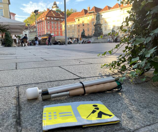 Der "Tag des Weißen Stocks" ruft im Besonderen zu mehr Rücksicht für blinde und sehbehinderte Menschen im Straßenverkehr auf. Du erkennst sie an einem Blindenstock oder einer solchen Armbinde. | Foto: MeinBezirk.at