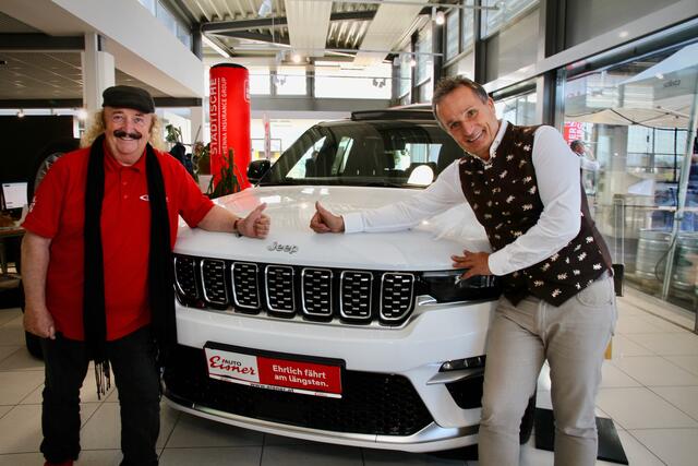 Eisner-Auto-Geschäftsführer Gernold Opetnik mit Charly Kaiser von der Schlagerband "Die Kaiser" | Foto: MeinBezirk.at