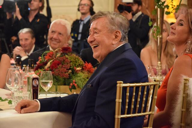 Das bunte Showprogramm zauberte Richard Lugner mehrmals ein Lächeln ins Gesicht. | Foto: Patricia Hillinger