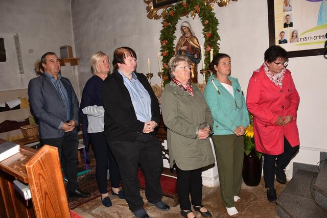 Franz Harant, Leiter der Regenbogen-Pastoral Österreich, vergab im Rahmen des Sonntag-Gottesdienstes das „a+o – akzeptierend und offen Prädikat“ an die Pfarre Pabneukirchen.  | Foto: Zinterhof