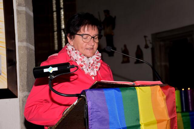 Franz Harant, Leiter der Regenbogen-Pastoral Österreich, vergab im Rahmen des Sonntag-Gottesdienstes das „a+o – akzeptierend und offen Prädikat“ an die Pfarre Pabneukirchen.  | Foto: Zinterhof