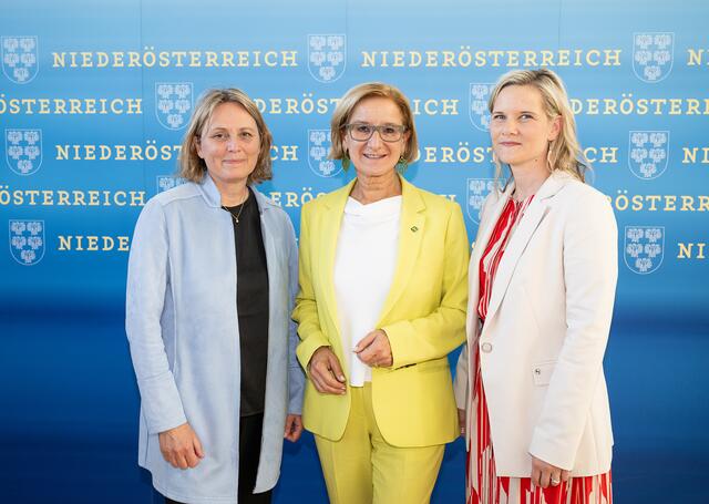 Geschäftsführerwechsel bei der MKM Musik &amp; Kunst Schulen Management Niederösterreich GmbH: Michaela Hahn, Landeshauptfrau Johanna Mikl-Leitner und Tamara Ofenauer-Haas (v.l.) | Foto: NLK Burchhart
