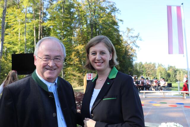 Pater Paulus Kamper und LR Barbara Eibinger-Miedl | Foto: Edith Ertl
