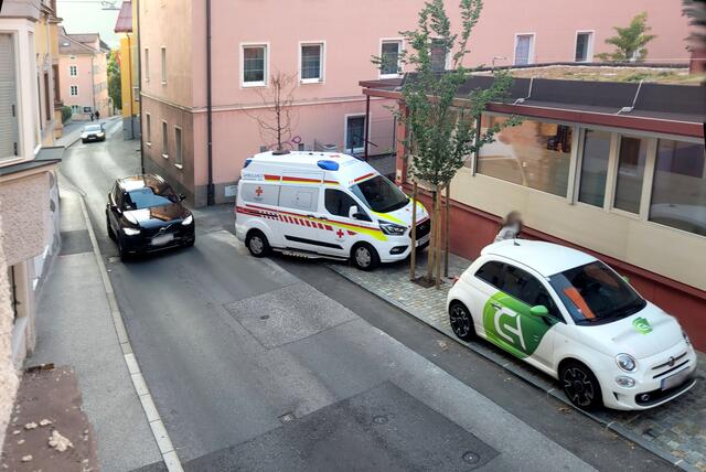 Nach dieser Engstelle der Höttinger Gasse kiommt es immer wieder zu gefährliche Situationen mit Krankenwagen