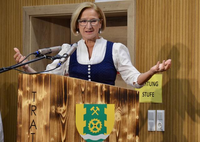 „Es gibt wohl keinen schöneren Beweis wie diese Chronik, welche wirklich mit Herzblut geschrieben wurde“, so die Landeshauptfrau Johanna Mikl-Leitner | Foto: Elisabeth Peinsipp