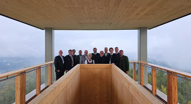 Rechtzeitig zur Segnung des "Horst am Demmerkogel" klarte der Himmel ein bisschen auf und so konnten auch die Ehrengäste den wunderbaren Ausblick genießen. | Foto: Patricia Reiterer
