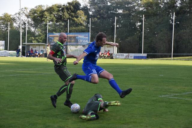 Igor Macesic tackelt hier gegen Dominik Laky. | Foto: Michael Strini